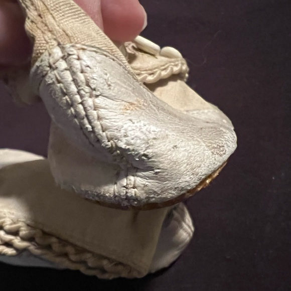Vintage pair of baby shoes. 4 buttons and details along top of the shoe - Picture 8 of 12